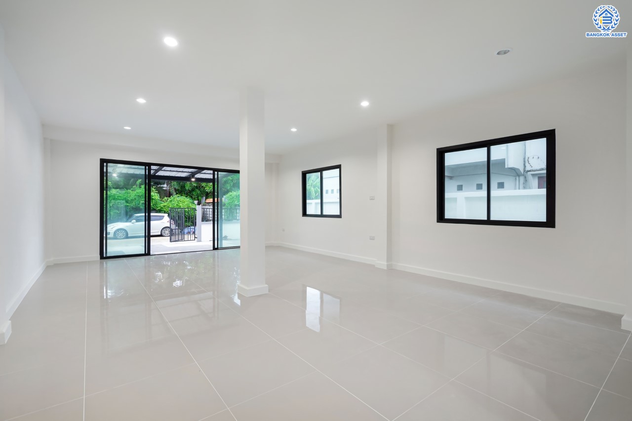 บ้านมือสองตกแต่งใหม่ ดีไซน์สวย ม.บ้านช่อชัยพฤกษ์ จรัญฯ-ปิ่นเกล้า เนื้อที่ 47.5 ตร.ว. ฟังก์ชัน 3 ห้องนอน 3 ห้องน้ำ จอดรถได้ 2 คัน รองรับทุกกิจกรรม บนทำเลเชื่อมต่อหลายเส้นทาง ใกล้จุดขึ้นทางด่วน "ศรีรัช" และรถไฟฟ้าสายสีแดง "สถานีบางบำหรุ"